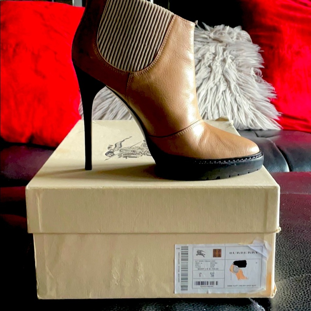 Burberry (platform) Chelsea bootie